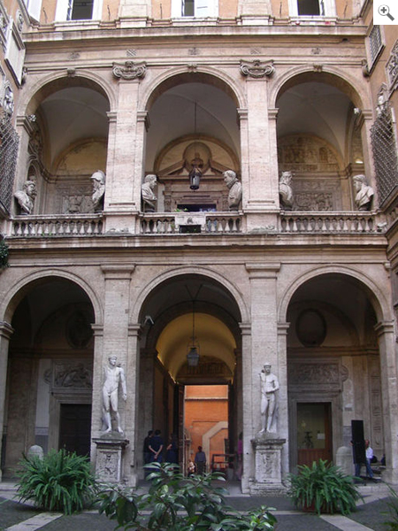 Erster Innehof des Palazzo Mattei